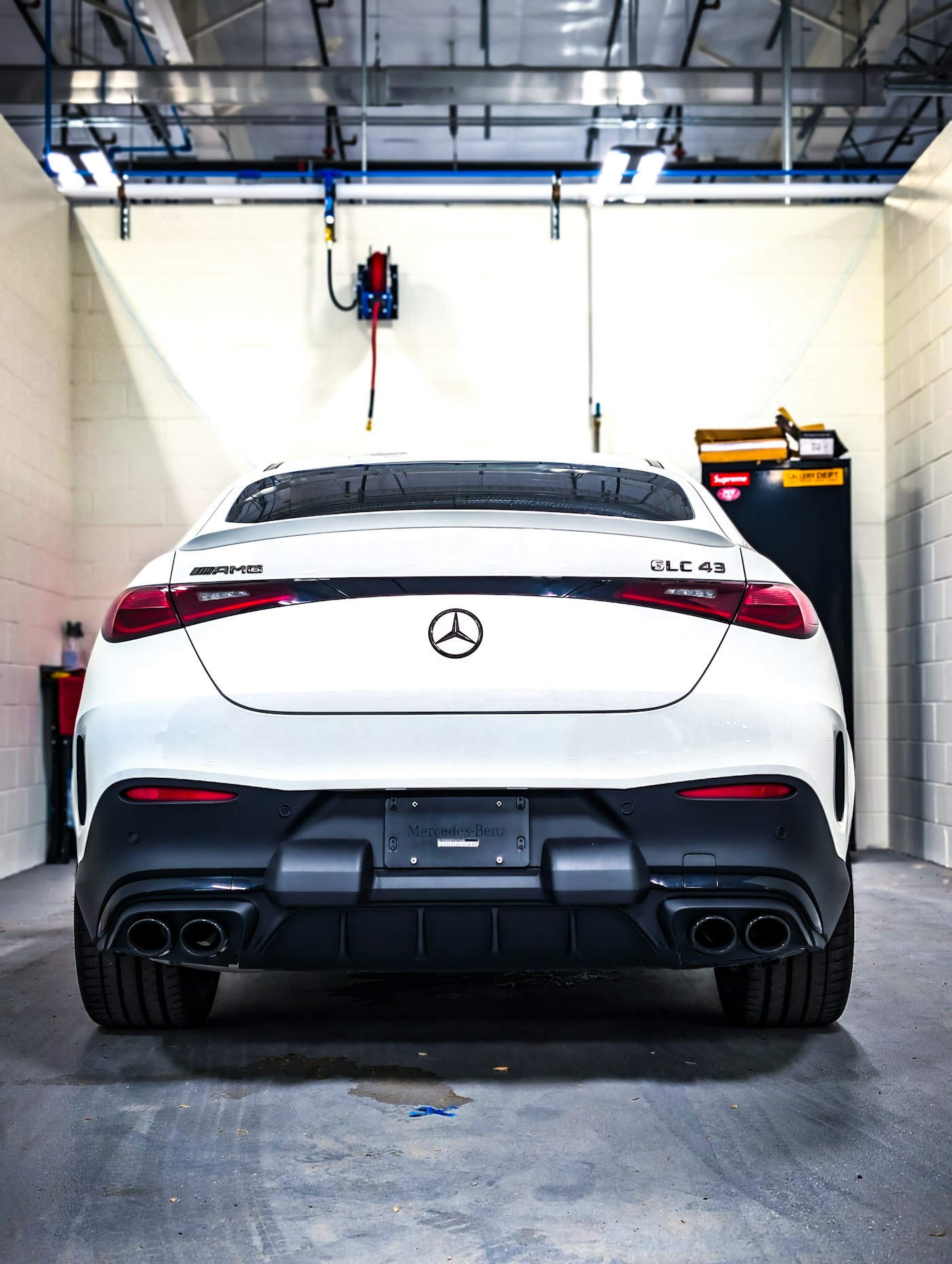 Mercedes-AMG GLC, atölye ışığında arkadan