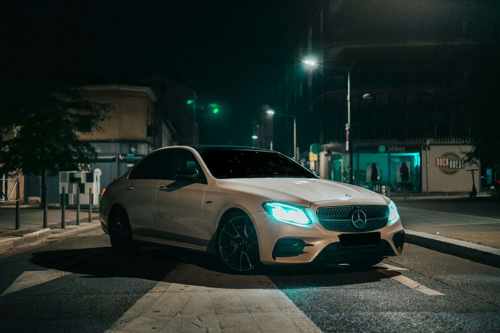 Gece çekilmiş beyaz Mercedes-Benz E-Serisi