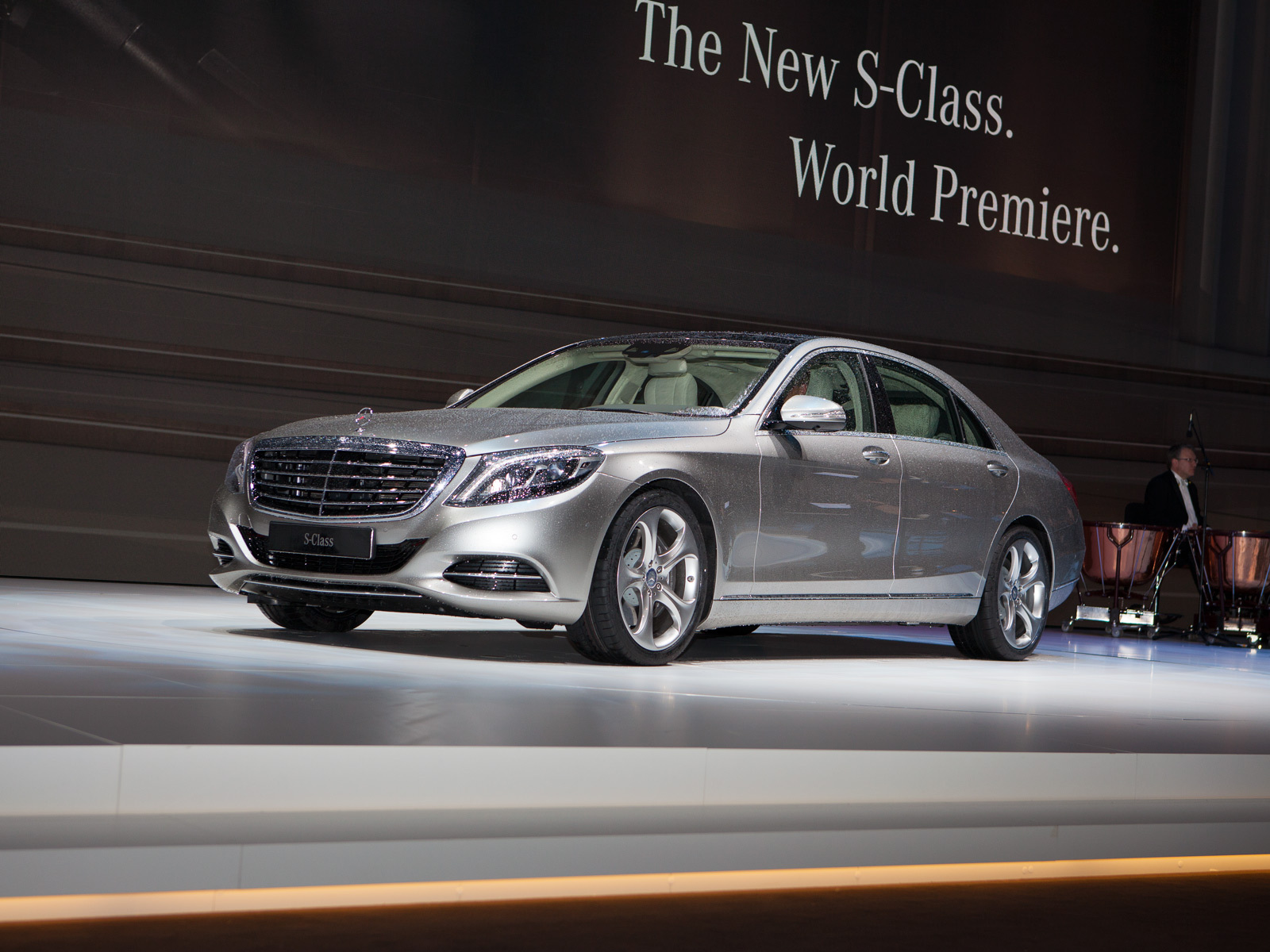 Gümüş Mercedes-Benz S-Serisi sedan